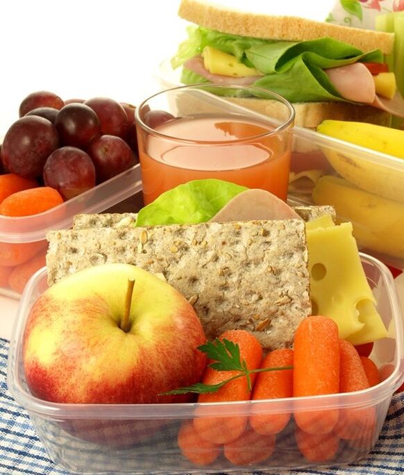 Raw vegetables and fruits can be used as a snack when following the Table 3 diet. 
